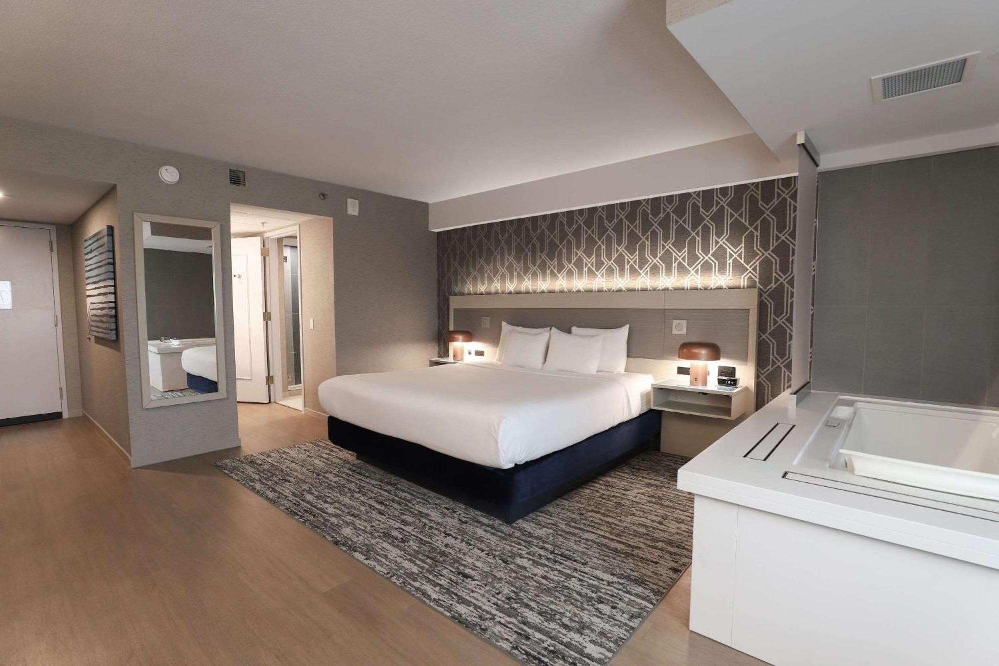 Radisson Plaza Hotel And Suites كالامازو المظهر الخارجي الصورة