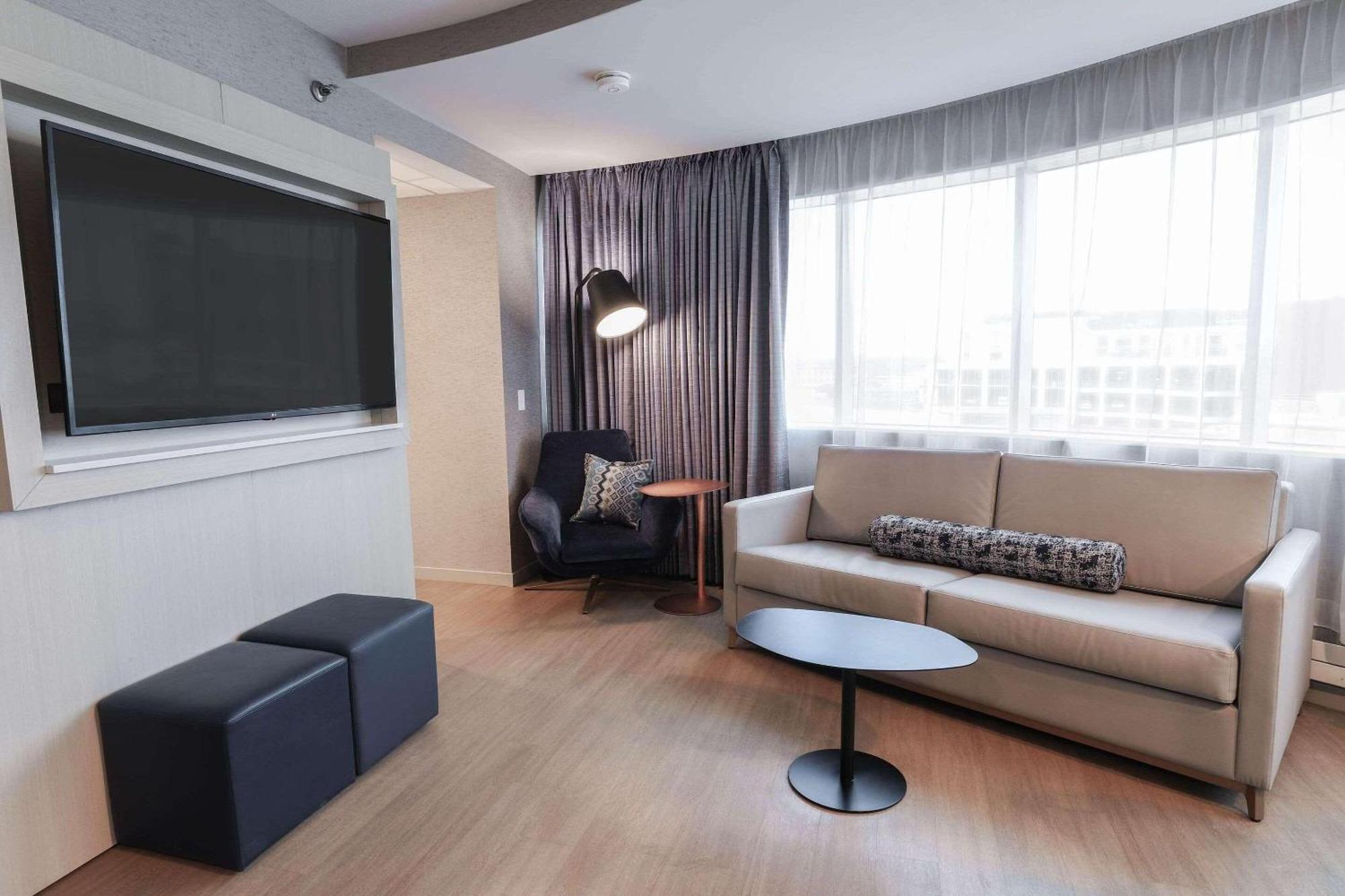 Radisson Plaza Hotel And Suites كالامازو المظهر الخارجي الصورة