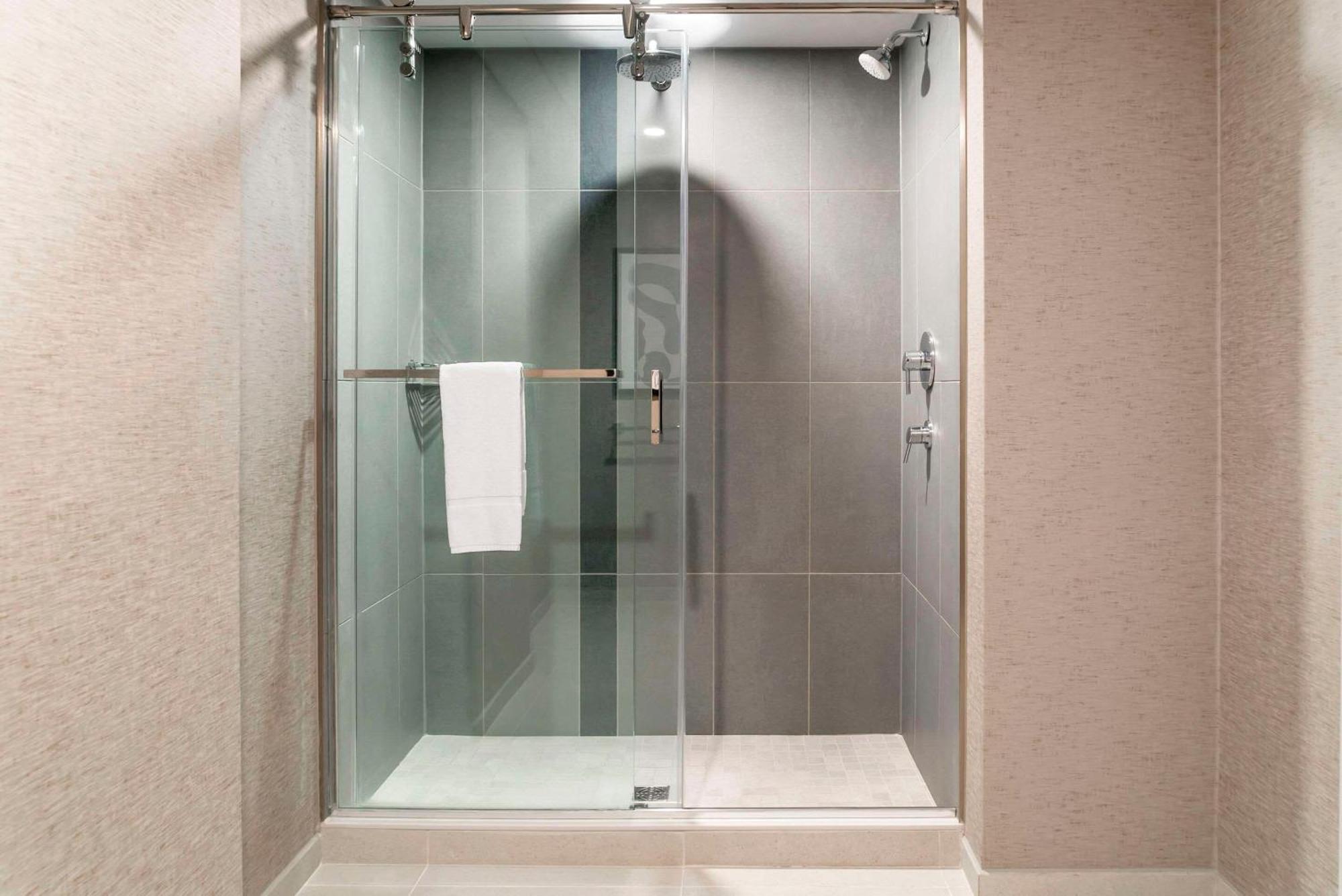 Radisson Plaza Hotel And Suites كالامازو المظهر الخارجي الصورة